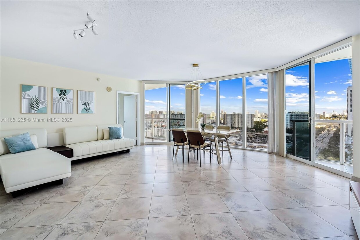 Foto principal - 16699 Collins Ave