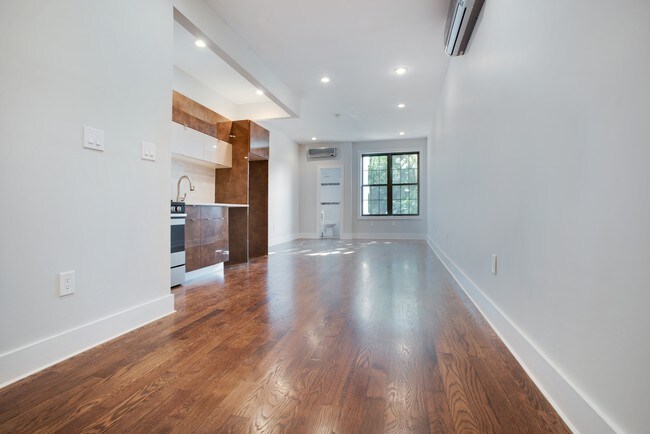 Foto del edificio - 63-12 Fresh Pond Rd