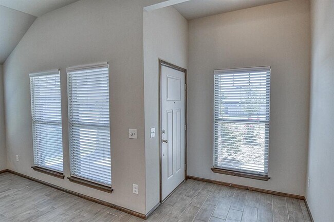 Building Photo - 432 Pergola St