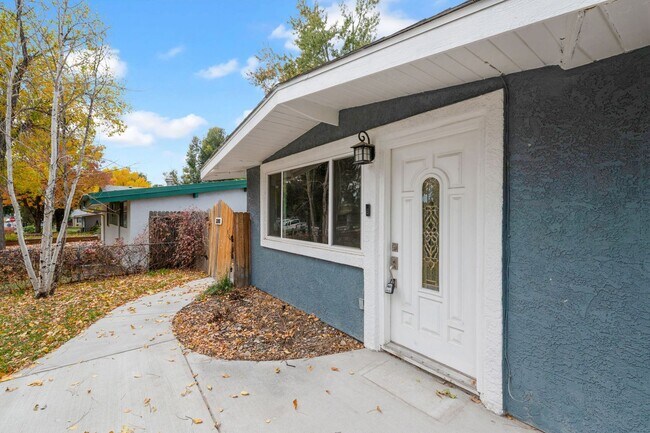 Building Photo - Adorable updated 2bdrm rancher