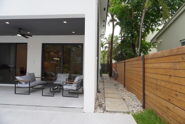 Foto del edificio - 828 SW 16th St