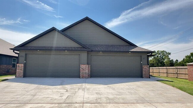 Building Photo - 11519 University Dr