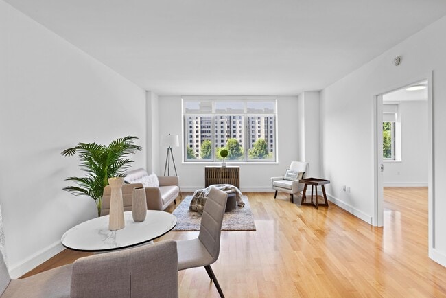 Foto del edificio - 8100 River Rd