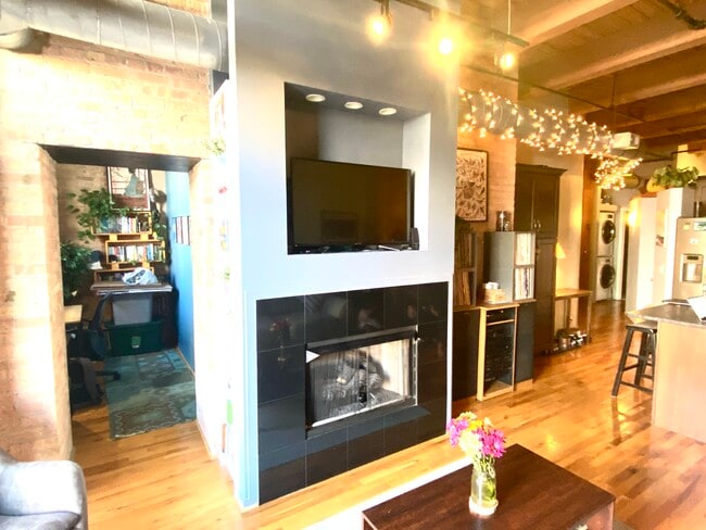 Building Photo - 1250 W Van Buren St