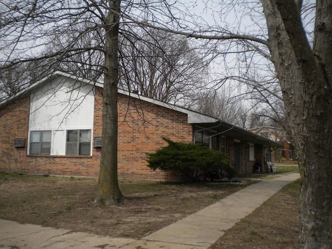 Building Photo - 300 West Clay # 7
