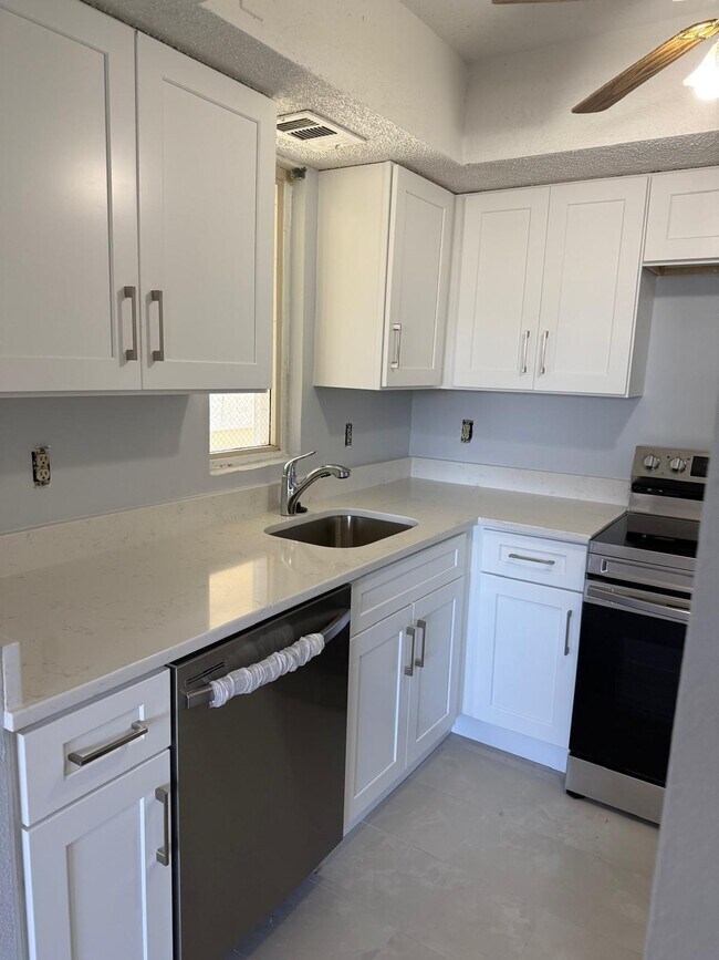 Foto del edificio - 1560 SE Royal Green Cir