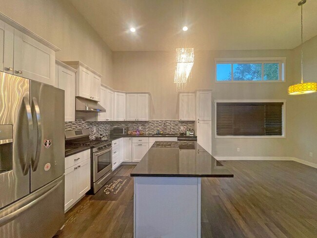 Foto del edificio - Spacious and Modern 4 Bedroom 3 Bath in Richfield is Pet Friendly!