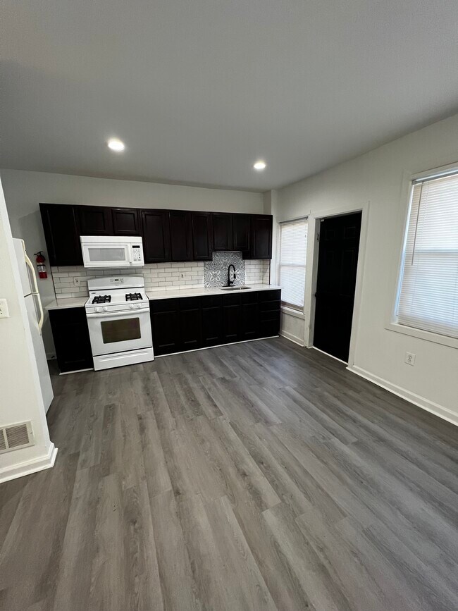 Building Photo - 805 Elsinore Plz
