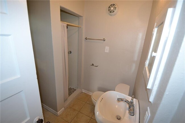 Building Photo - 808 E 46th St
