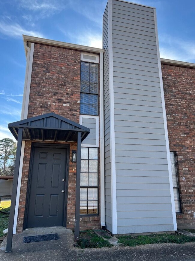 Building Photo - 151 Susan St