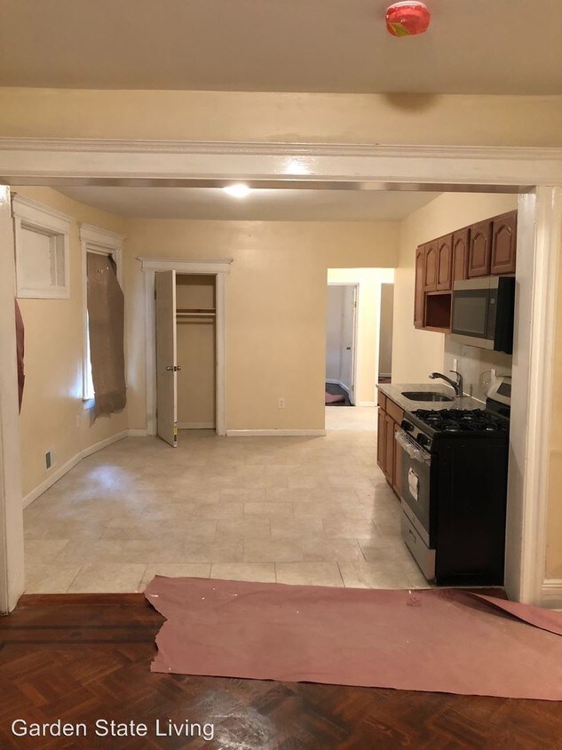 929 S 17th St Unit 1, Newark, NJ 07108 Room for Rent in Newark, NJ