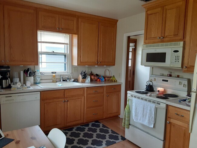 Building Photo - 215 8th Ave NW
