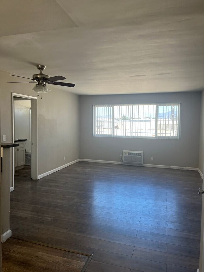 Building Photo - Remodeled, Spacious and Bright 1 Bedroom