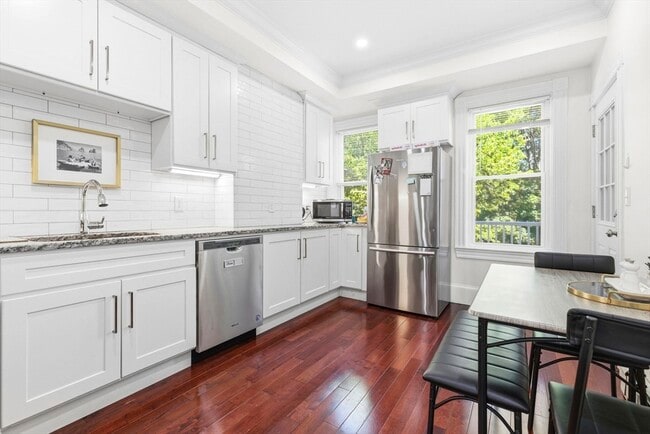 Building Photo - 530-532-532 E 6th St