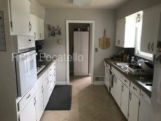 Building Photo - 1824 E Center St