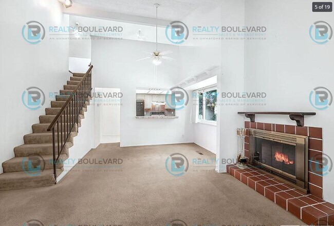 Foto del edificio - This stunning two-bedroom, two-bathroom to...