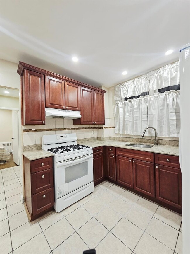 Building Photo - 228 E 89th St