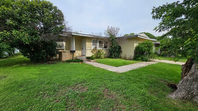 Building Photo - 3 bed 1 bath 1 car garage!