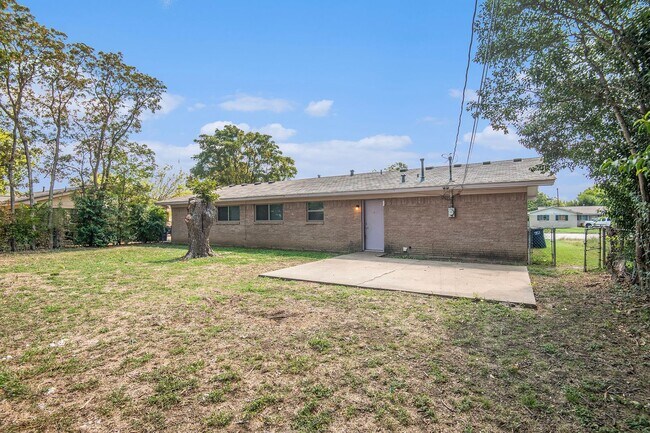 Building Photo - Recently Updated in Fort Worth