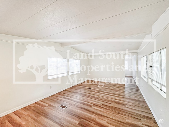 Foto del edificio - 3311 J Rd