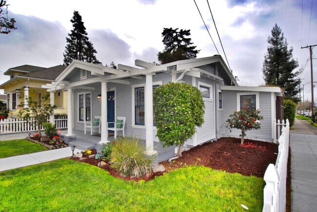 Building Photo - 397 N 15th St