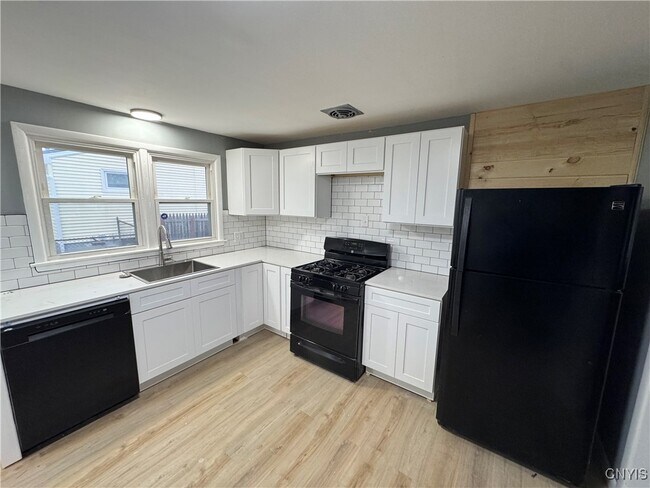 Building Photo - 900 Drexler St