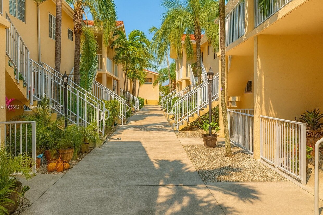 Foto principal - 6972 NW 179th St