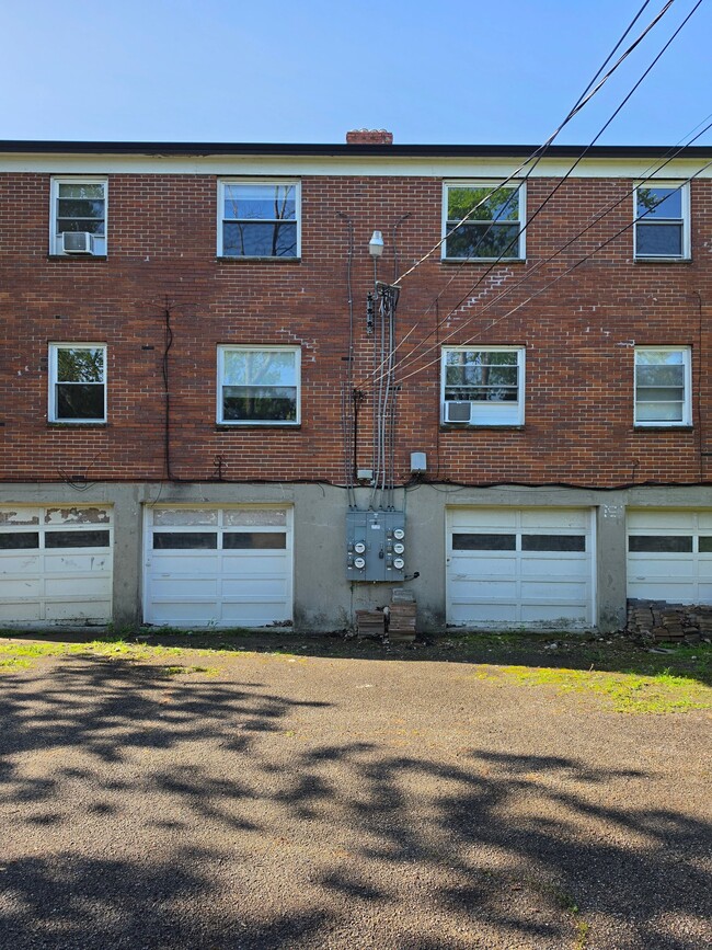 Foto del edificio - 829 Uhrig Ave