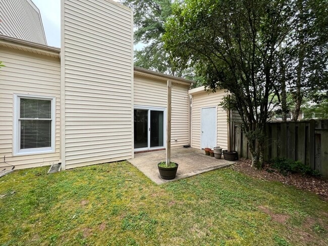 Building Photo - Adorable 3 Bedroom Townhouse w/ 1st Floor Bedroom