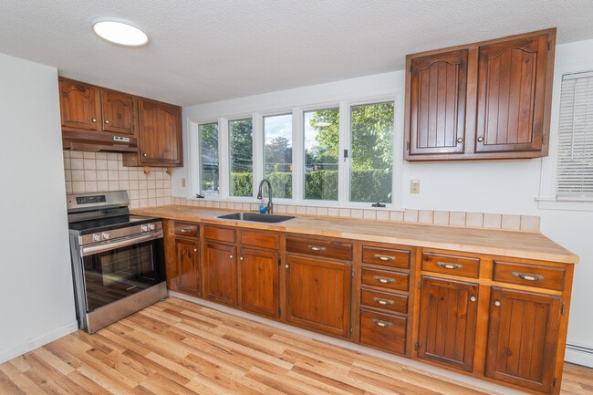 Building Photo - 137A Kingstown Rd