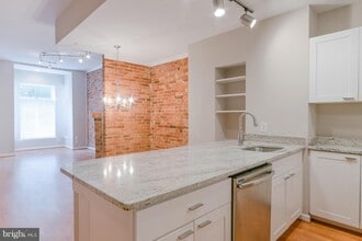Building Photo - 1352 Kenyon St NW
