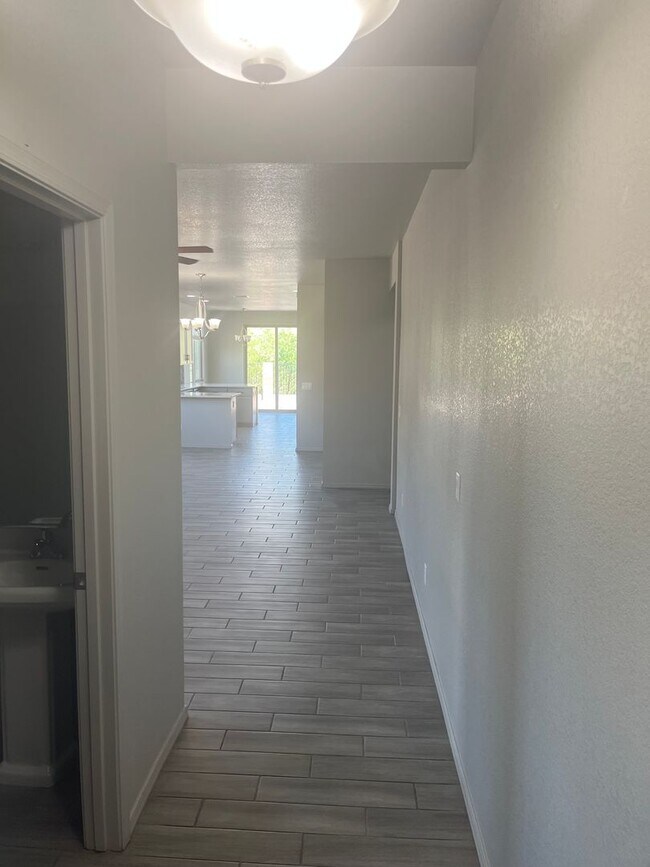 Foto del edificio - Beautiful Like New 4 Bedroom 3 Bathroom ho...