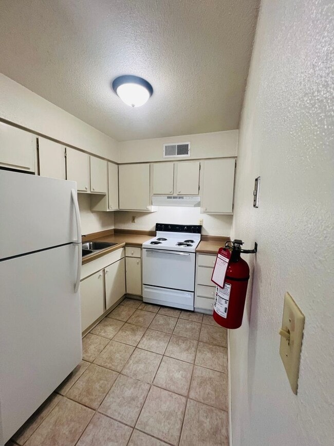 Building Photo - Spacious 1 Bedroom 1 Bath in the heart of Coralville!