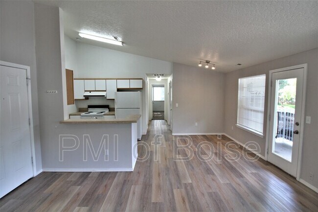 Building Photo - 2207 S Stephen Ave