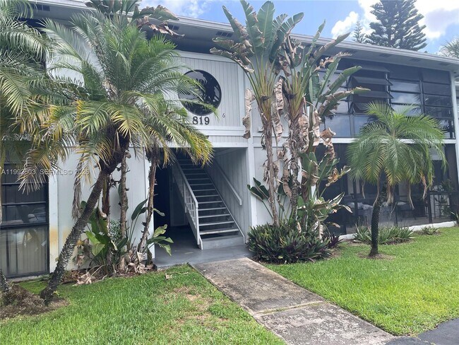 Foto del edificio - 819 NE 199th St