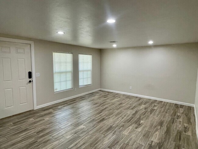 Building Photo - Newly Renovated 3 Bed, 2 Bath Duplex