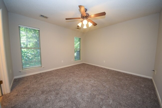 Building Photo - Great curb appeal home with 3 beds and 2 b...