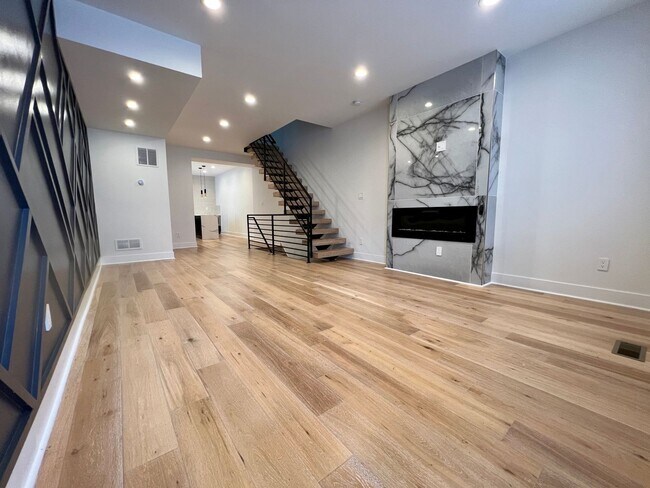 Foto del edificio - Luxurious 3-Bedroom Townhome With Rooftop ...