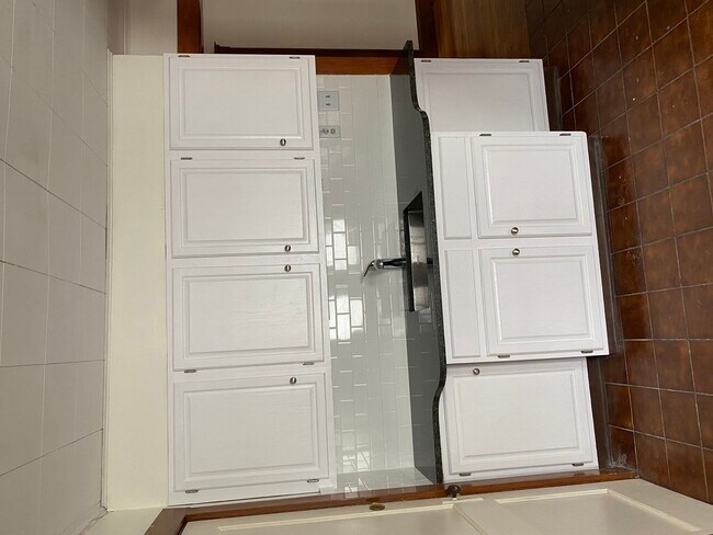 Foto del edificio - 1200 sq ft 3 bed 1 bath Brighton apartment!