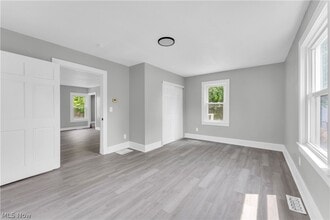 Building Photo - 1083 Eastlake Dr