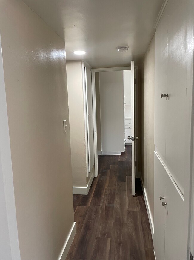 Building Photo - 1020 Carob Way