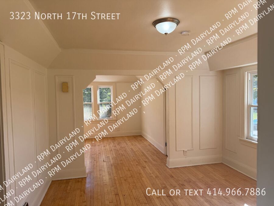 Foto principal - Stunning Newly Renovated 2-Bedroom Upper D...