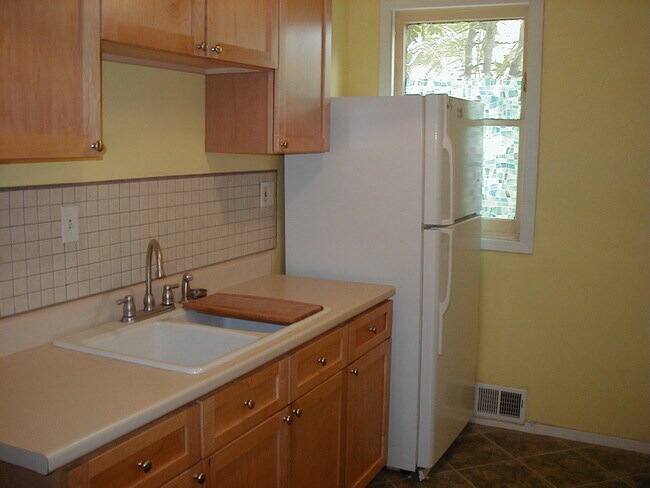 Building Photo - Quaint 1 bedroom / Historic University dis...