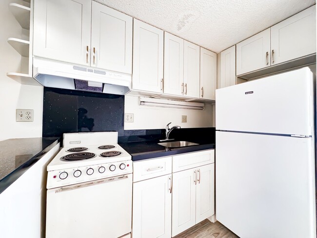 Foto del edificio - Century Park Plaza Studio with A/C