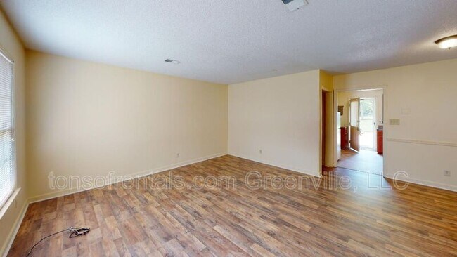 Foto del edificio - 180 Hidden Hill Rd