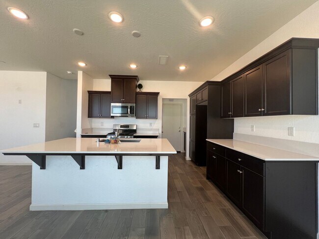 Foto del edificio - modern 3-bedroom, 2.5-bathroom home locate...