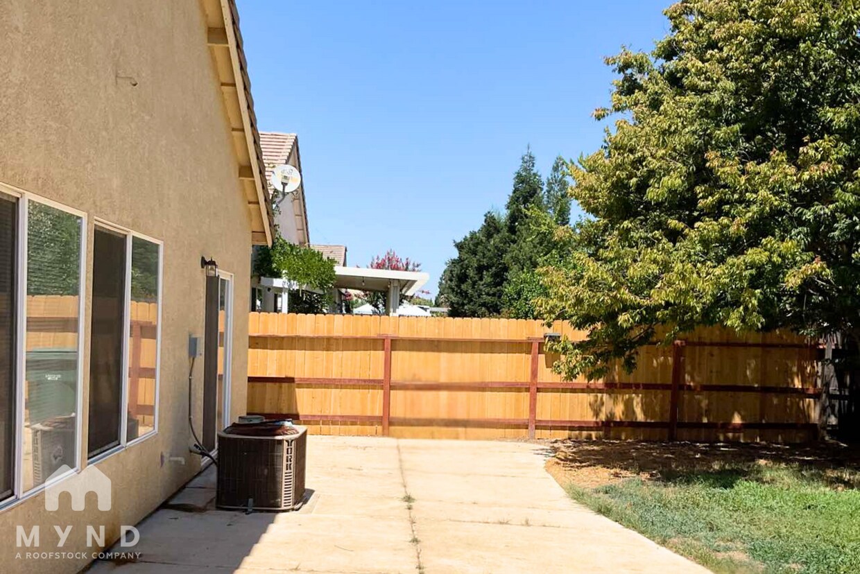 Building Photo - 8045 Quaker Ridge Way