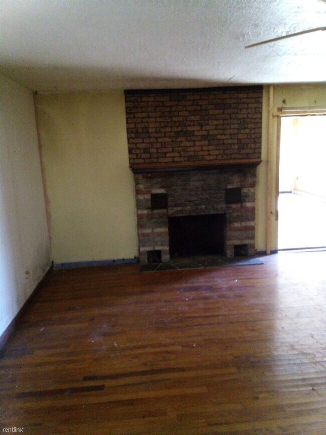 Building Photo - 3 br, 1 bath House - 313 Station Street