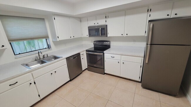Foto del edificio - 2/1 w/ Garage in Seminole - Duplex