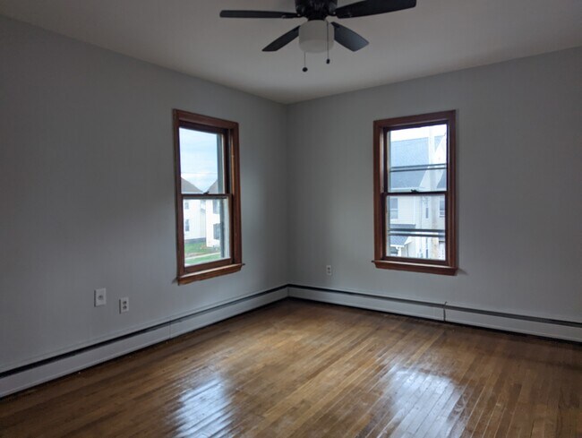 Building Photo - 418 E 6th St